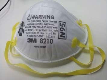 A NIOSH N95 particulate respirator by 3M. (Photo by Banej from Wikipedia)