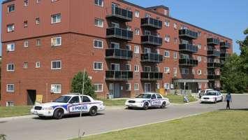 London police investigate the death of a man found behind an apartment building at 1 Frontenac Rd., August 10, 2016. (Photo by Miranda Chant, Blackburn News)