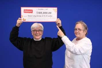 Susan Lang and Frances Brady from London won the top prize of $100,000 in the Instant 25x Winner Wonderland game. (Photo courtesy of OLG). 