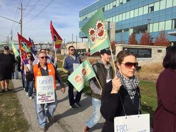 Members of PSAC Local 501 stage an informational rally at the Blue Water Bridge Corporate Centre on Venetian Blvd. Friday November 18, 2016 BlackburnNews.com photo by Melanie Irwin.
 
