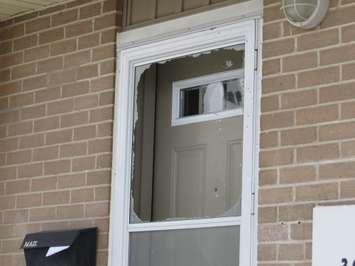 The glass in the screen door of a Marconi Blvd. townhouse shattered by gunfire, March 13, 2018. (Photo by Miranda Chant, Blackburn News)